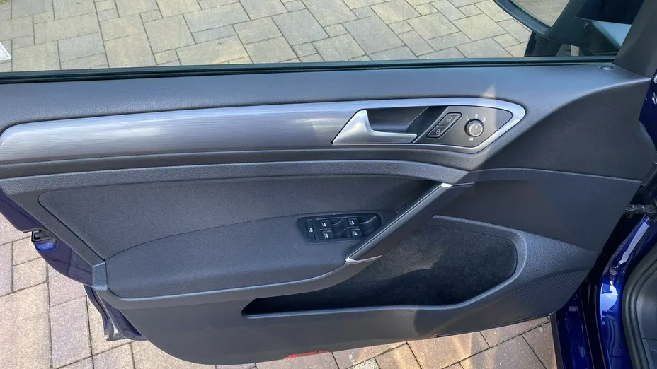 VOLKSWAGEN Golf -