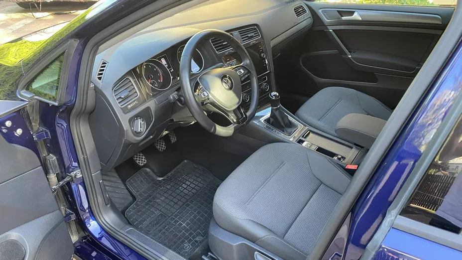 VOLKSWAGEN Golf -