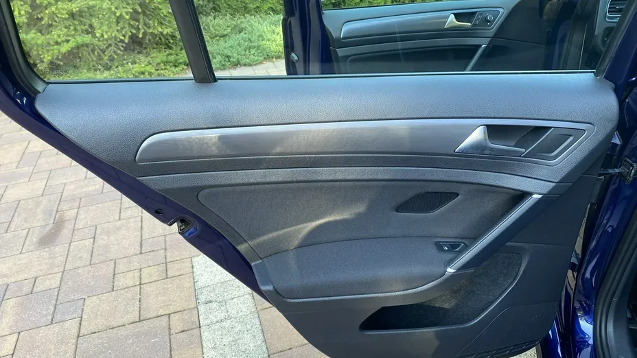 VOLKSWAGEN Golf -