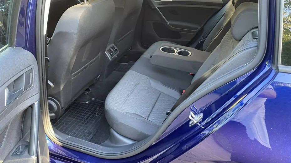 VOLKSWAGEN Golf -