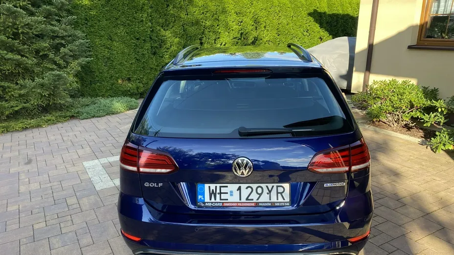 VOLKSWAGEN Golf -