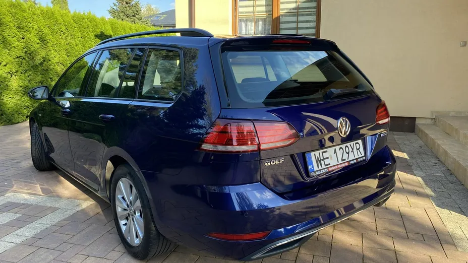 VOLKSWAGEN Golf -
