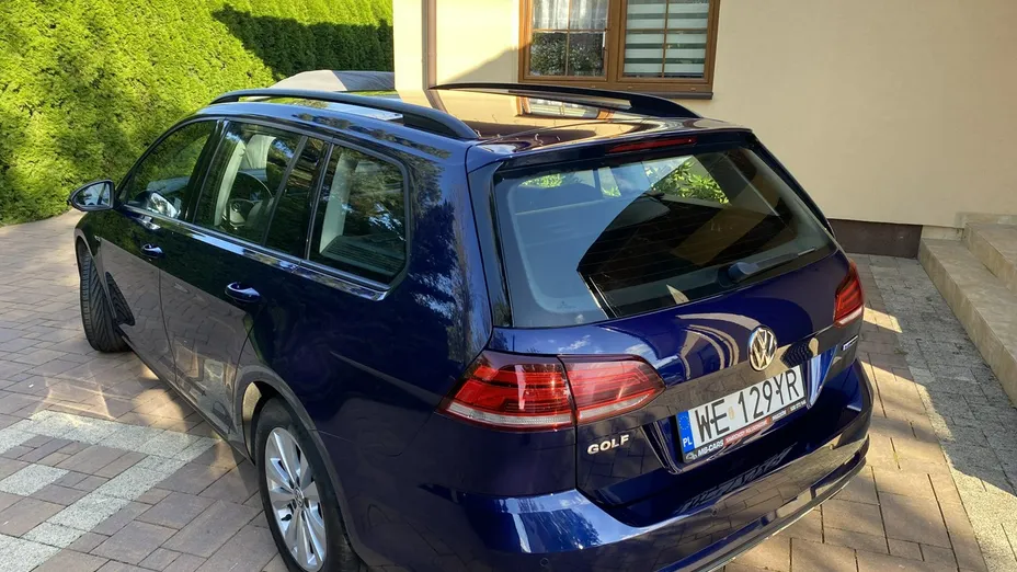 VOLKSWAGEN Golf -
