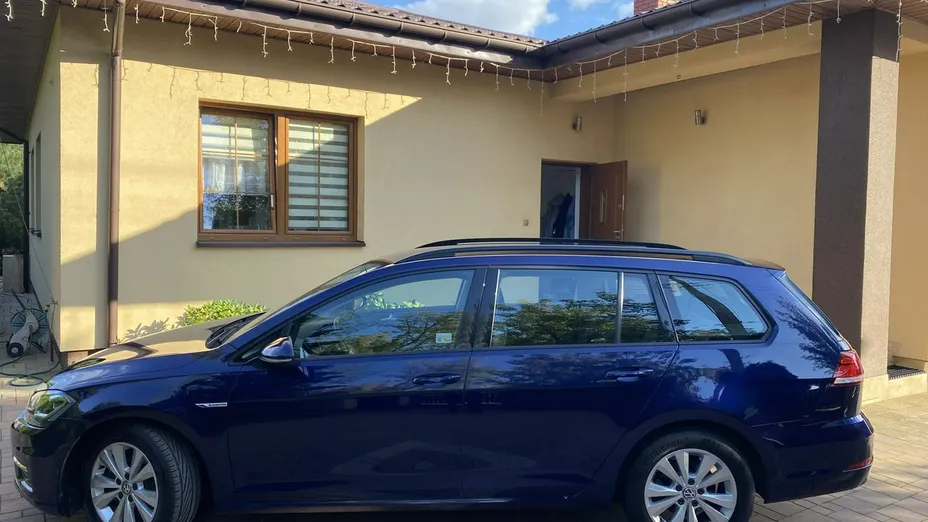 VOLKSWAGEN Golf -