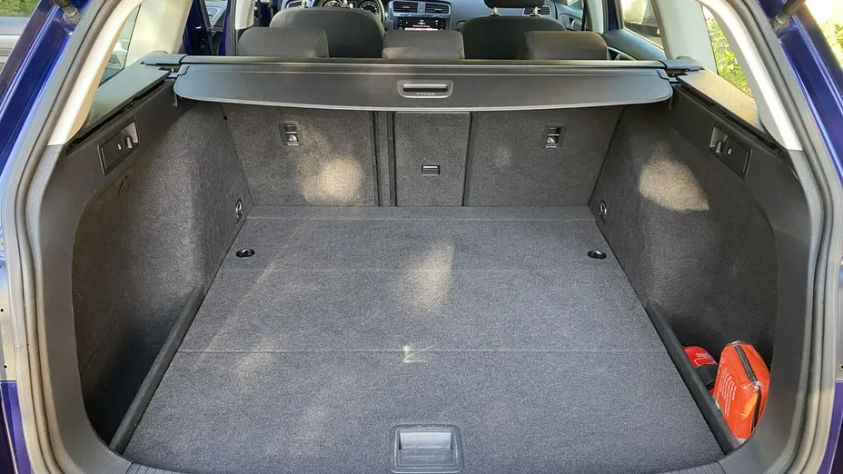 VOLKSWAGEN Golf -