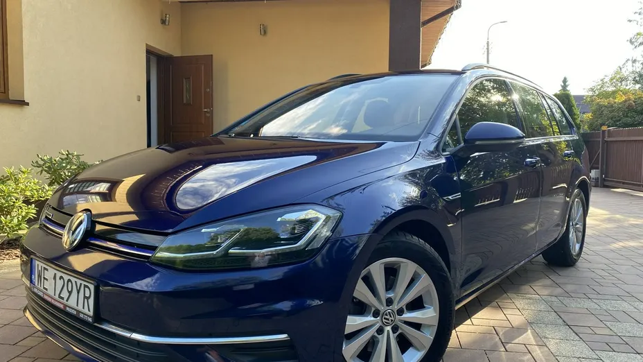 VOLKSWAGEN Golf -