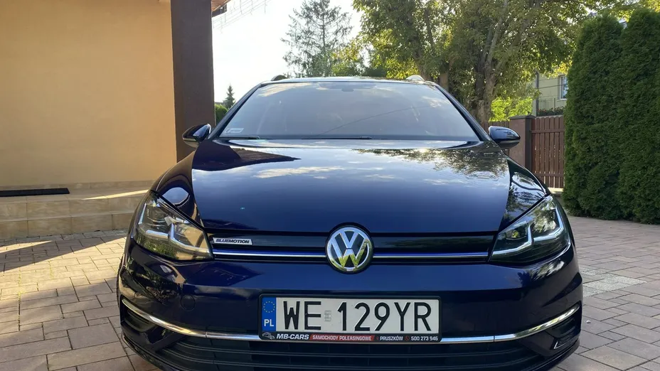 VOLKSWAGEN Golf -
