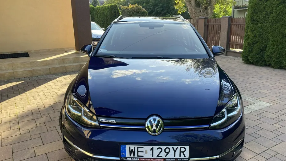 VOLKSWAGEN Golf -