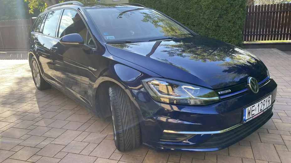 VOLKSWAGEN Golf -
