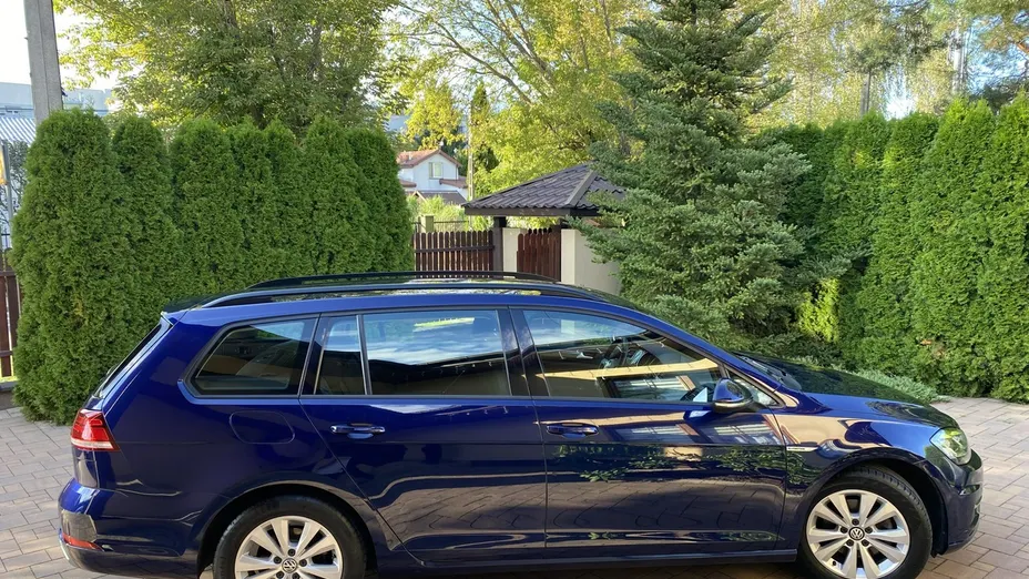 VOLKSWAGEN Golf -