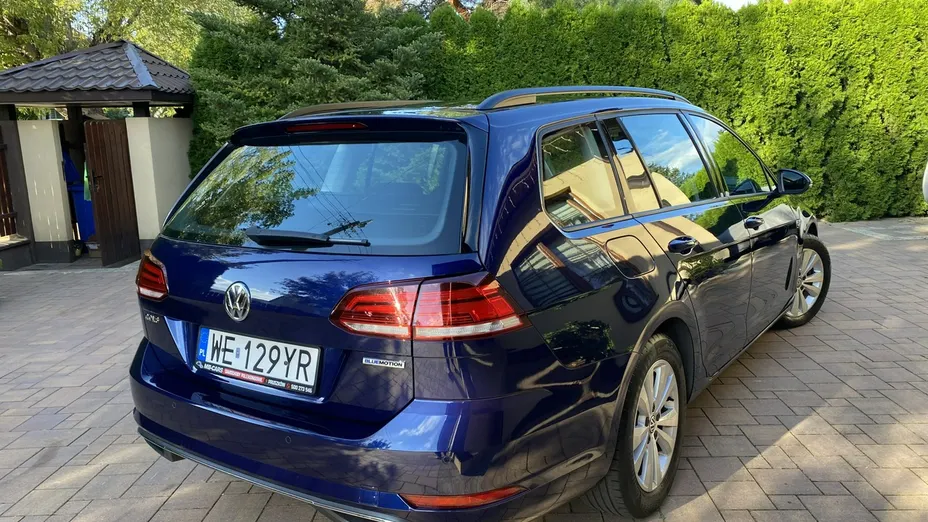 VOLKSWAGEN Golf -