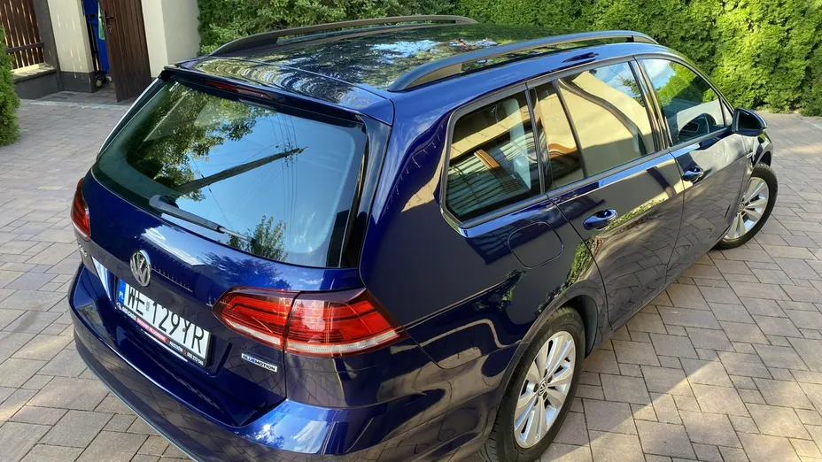 VOLKSWAGEN Golf -