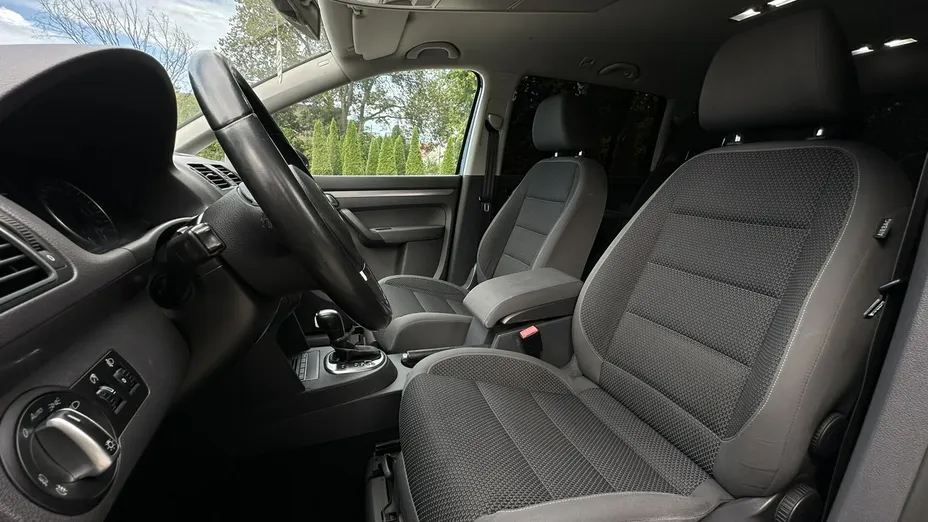 VOLKSWAGEN Touran -