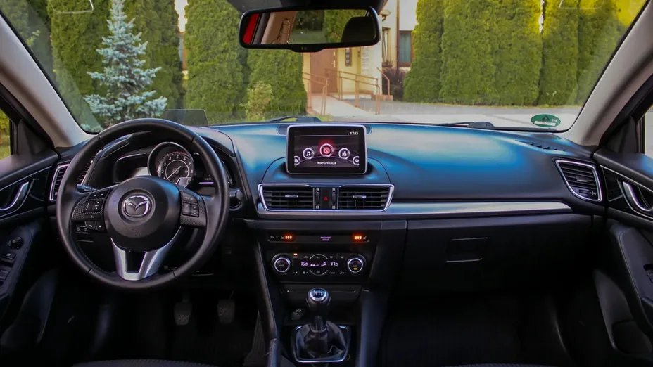 MAZDA 3 -