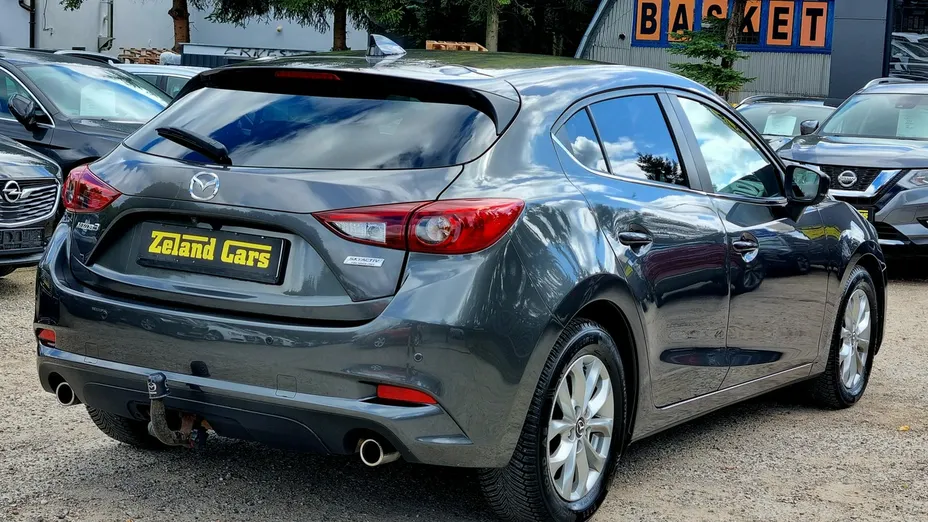MAZDA 3 -