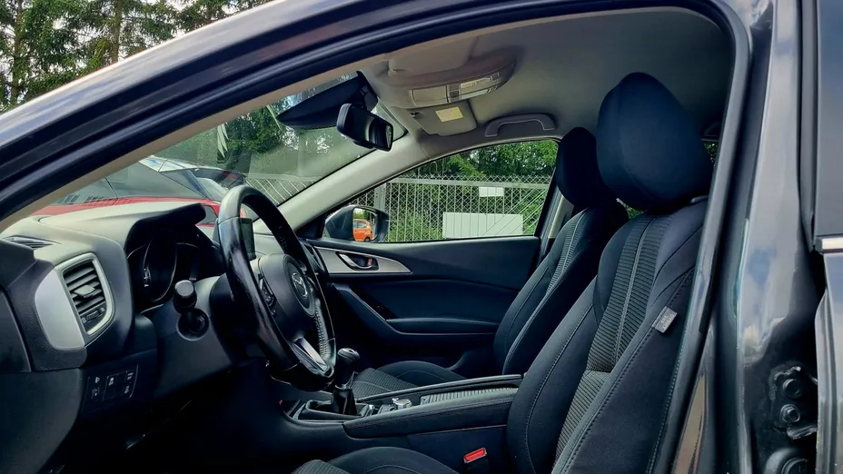 MAZDA 3 -
