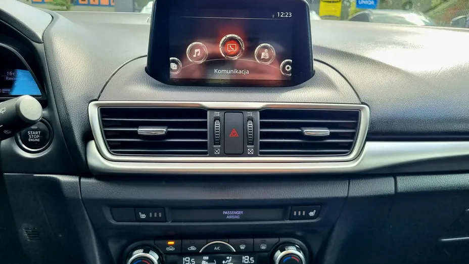 MAZDA 3 -