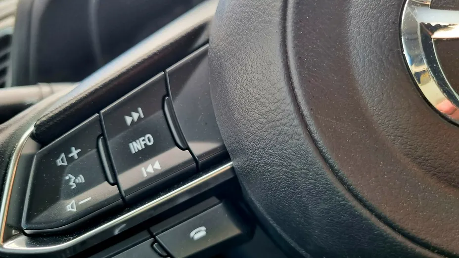 MAZDA 3 -
