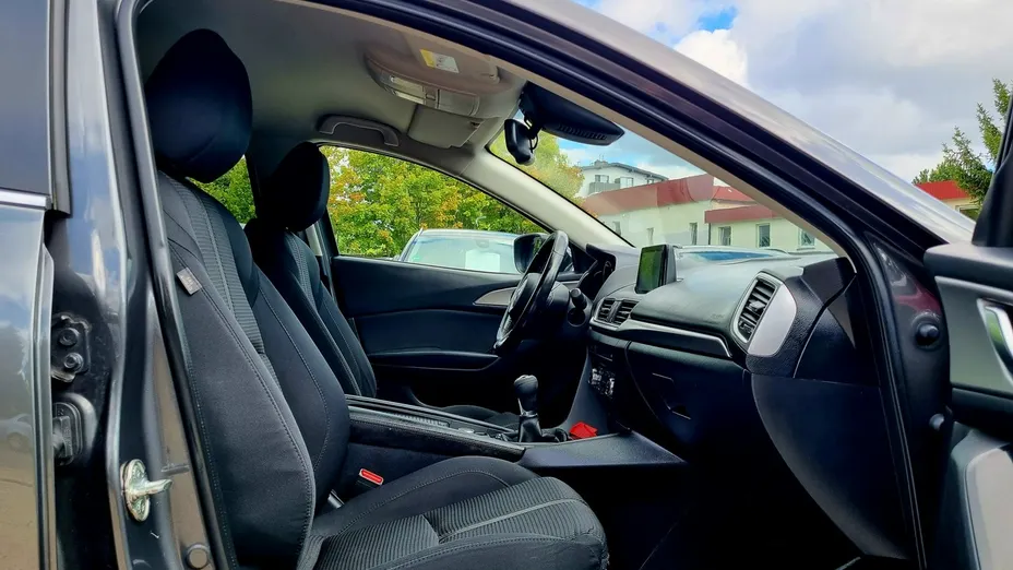 MAZDA 3 -