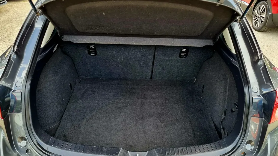 MAZDA 3 -