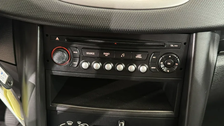 PEUGEOT 207 -