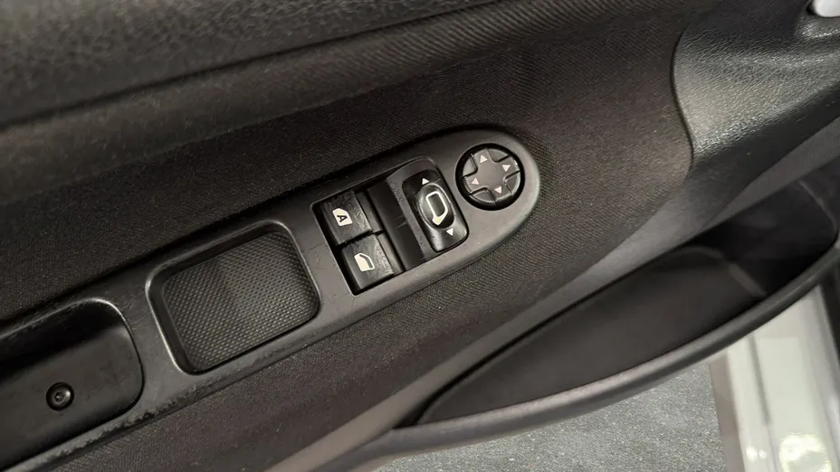 PEUGEOT 207 -