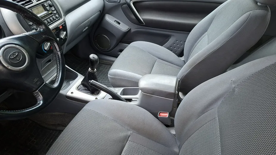 TOYOTA RAV4 -
