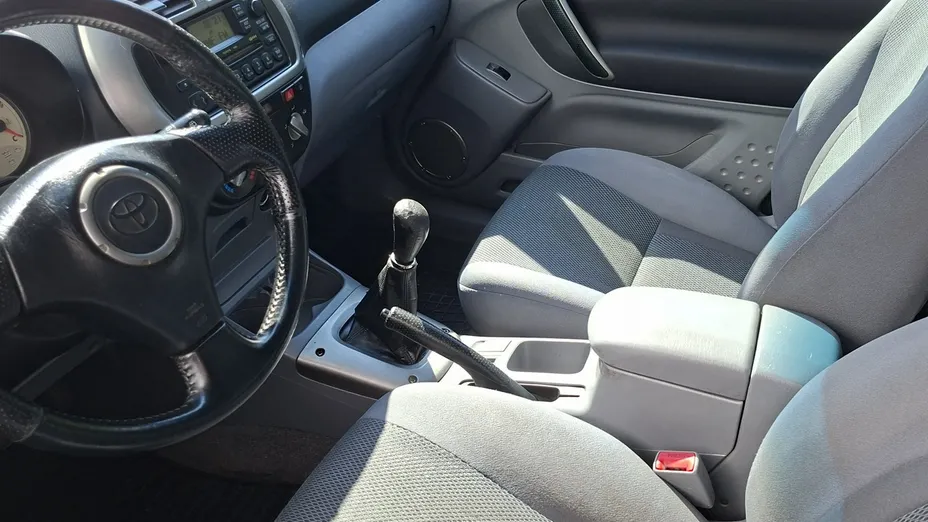 TOYOTA RAV4 -