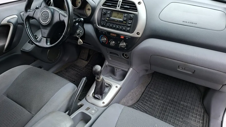 TOYOTA RAV4 -