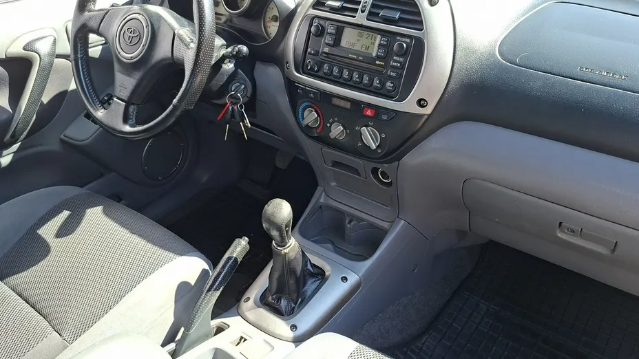 TOYOTA RAV4 -