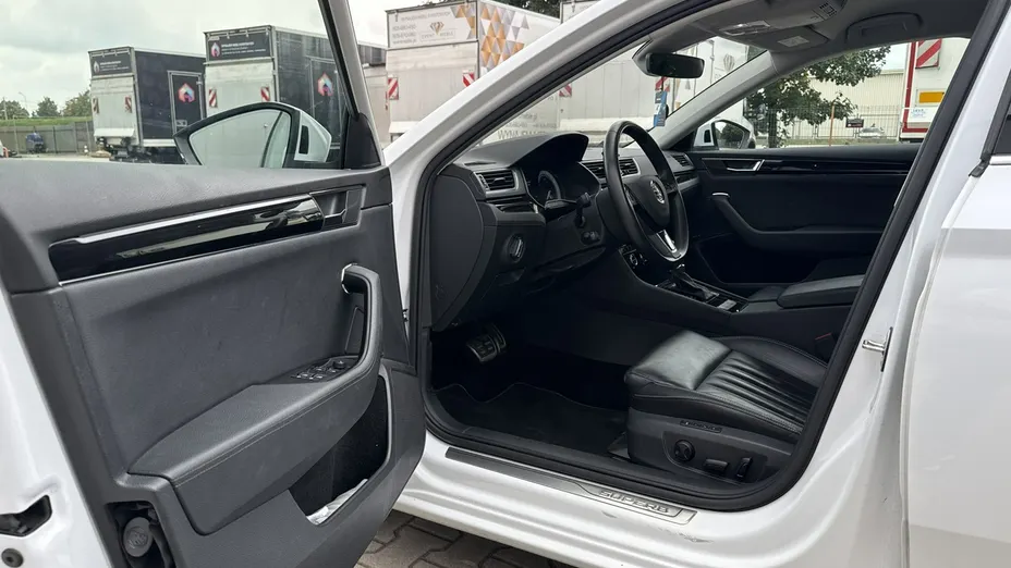 SKODA Superb -
