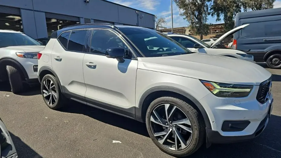 VOLVO XC40 -