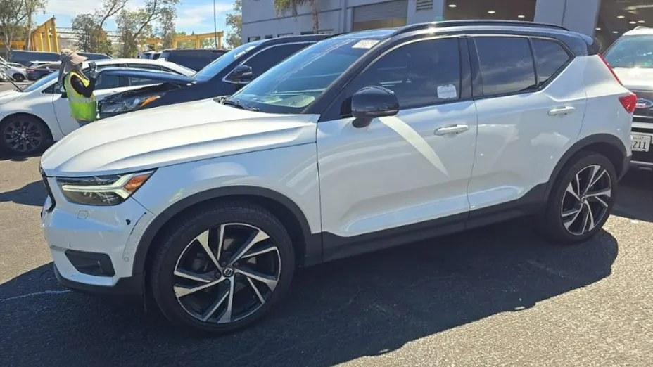 VOLVO XC40 -