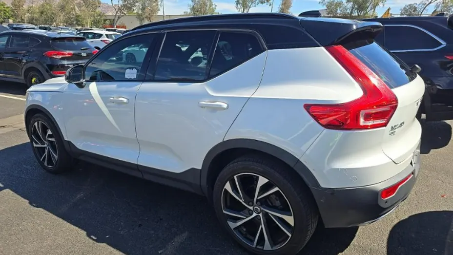 VOLVO XC40 -