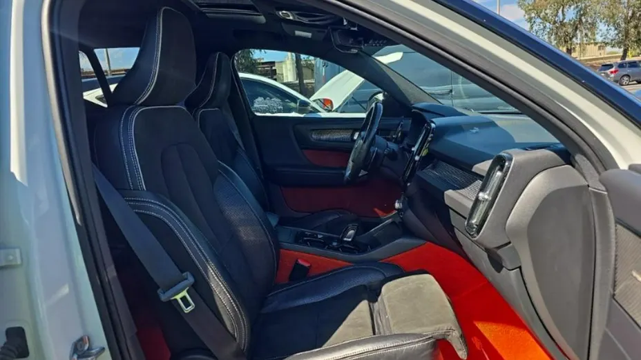 VOLVO XC40 -