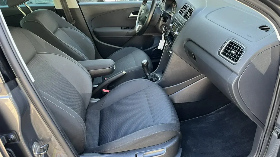 VOLKSWAGEN Polo -