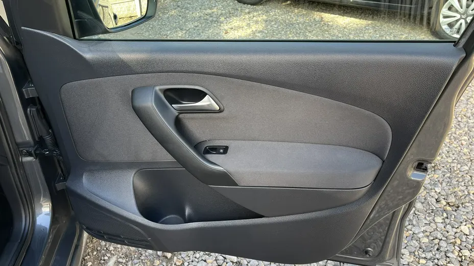 VOLKSWAGEN Polo -