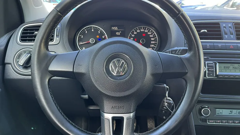 VOLKSWAGEN Polo -