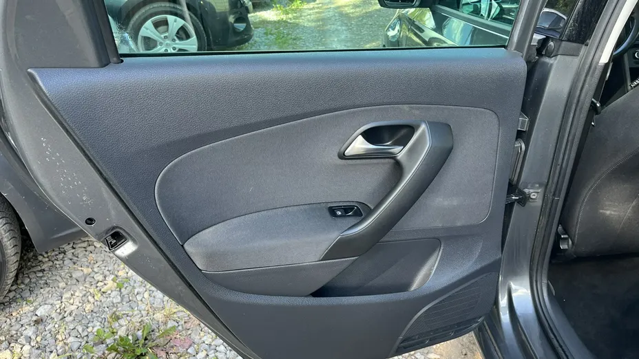 VOLKSWAGEN Polo -