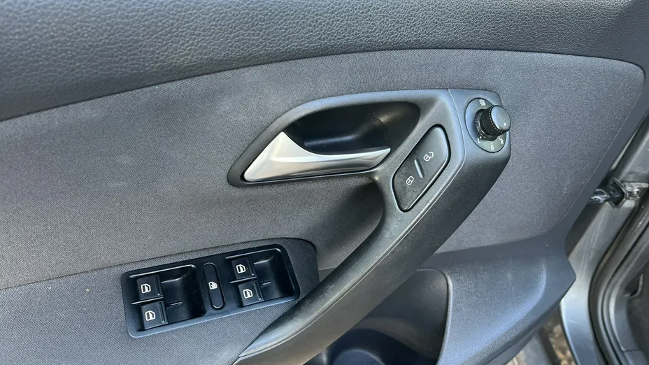 VOLKSWAGEN Polo -