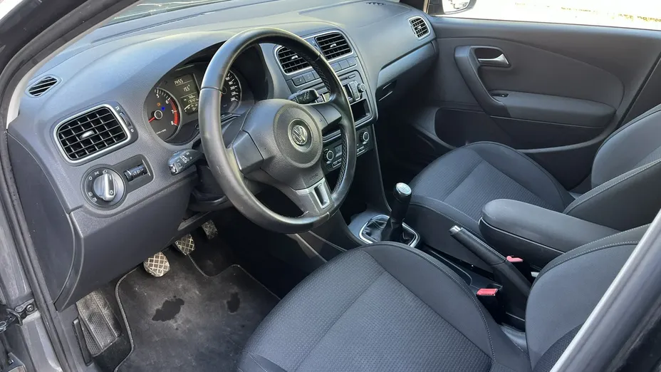 VOLKSWAGEN Polo -