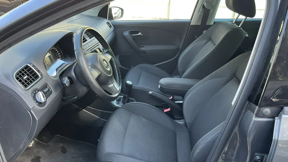 VOLKSWAGEN Polo -