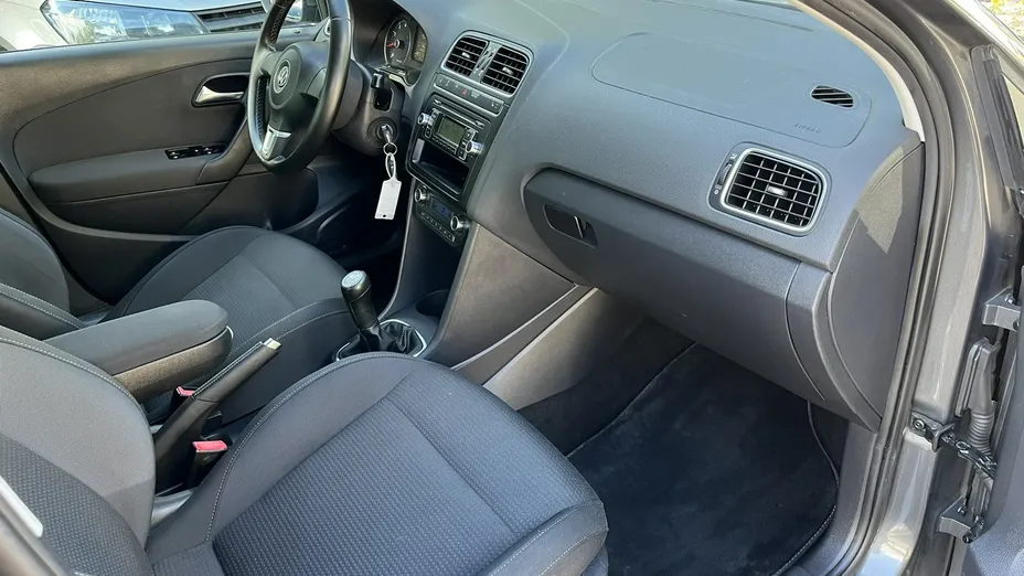 VOLKSWAGEN Polo -