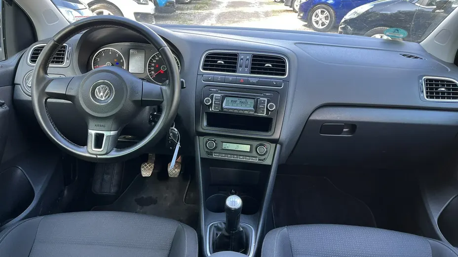 VOLKSWAGEN Polo -