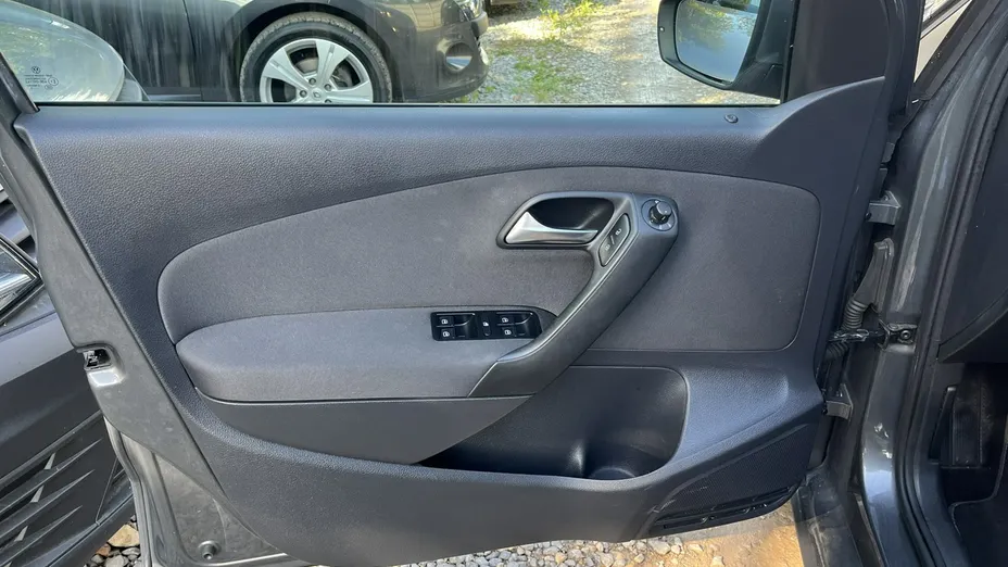 VOLKSWAGEN Polo -