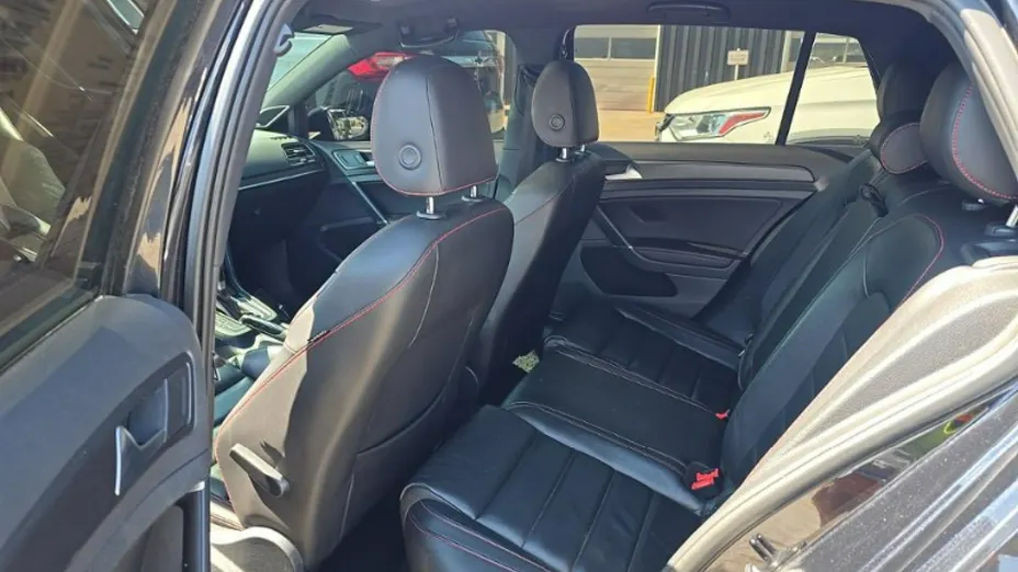 VOLKSWAGEN Golf -