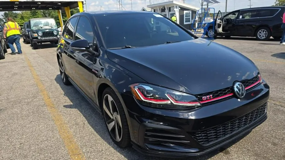VOLKSWAGEN Golf -