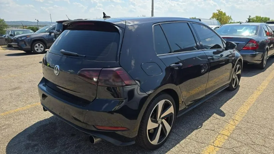 VOLKSWAGEN Golf -