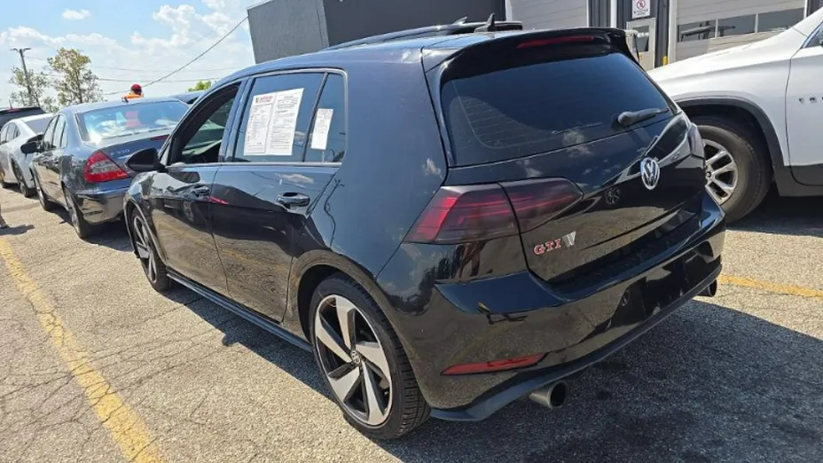 VOLKSWAGEN Golf -