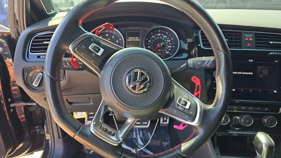 VOLKSWAGEN Golf -